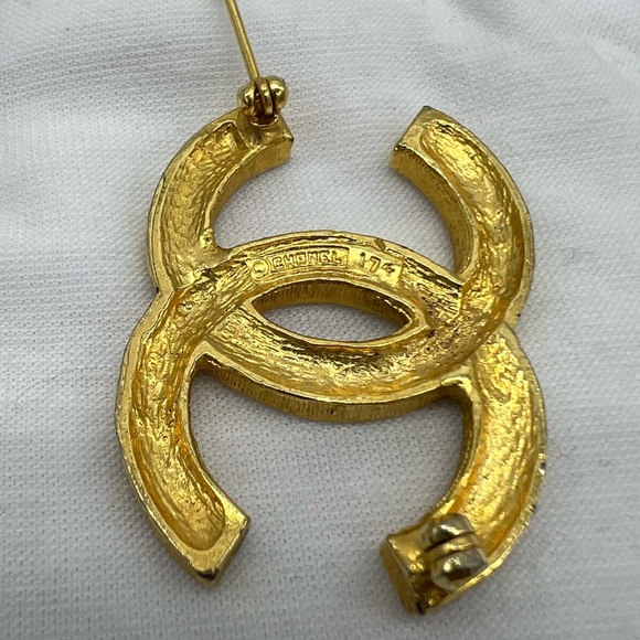 Authentic Chanel vintage gold CC Brooch - Picture 15 of 17